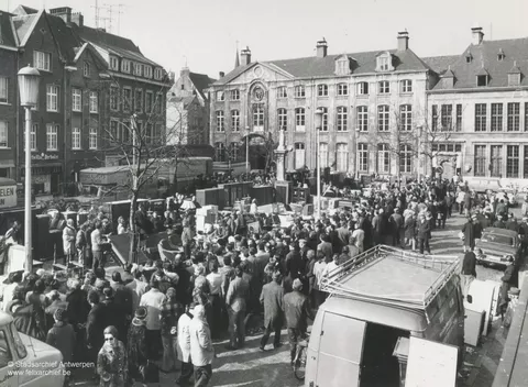 Zicht op de Vrijdagmarkt waar elke vrijdag in beslag genomen goederen geveild werden. Foto: Felixarchief